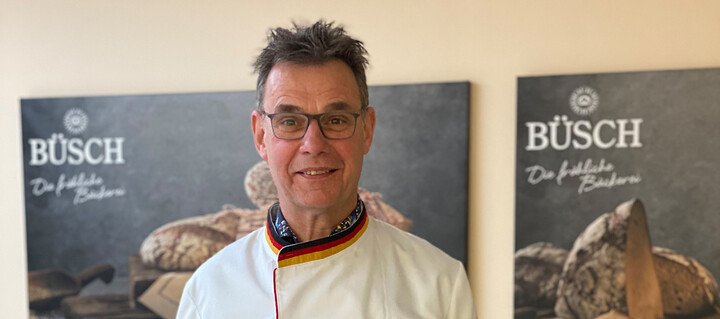 Norbert Büsch mit der Urkunde 2021 DLG Auszeichnung
